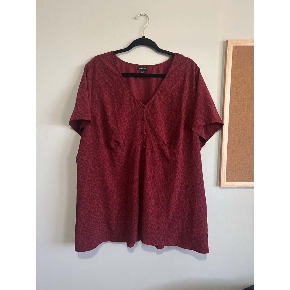 Torrid Short Sleeve Top Red Leopard Print V-Neck Button Detail Women Size 4X